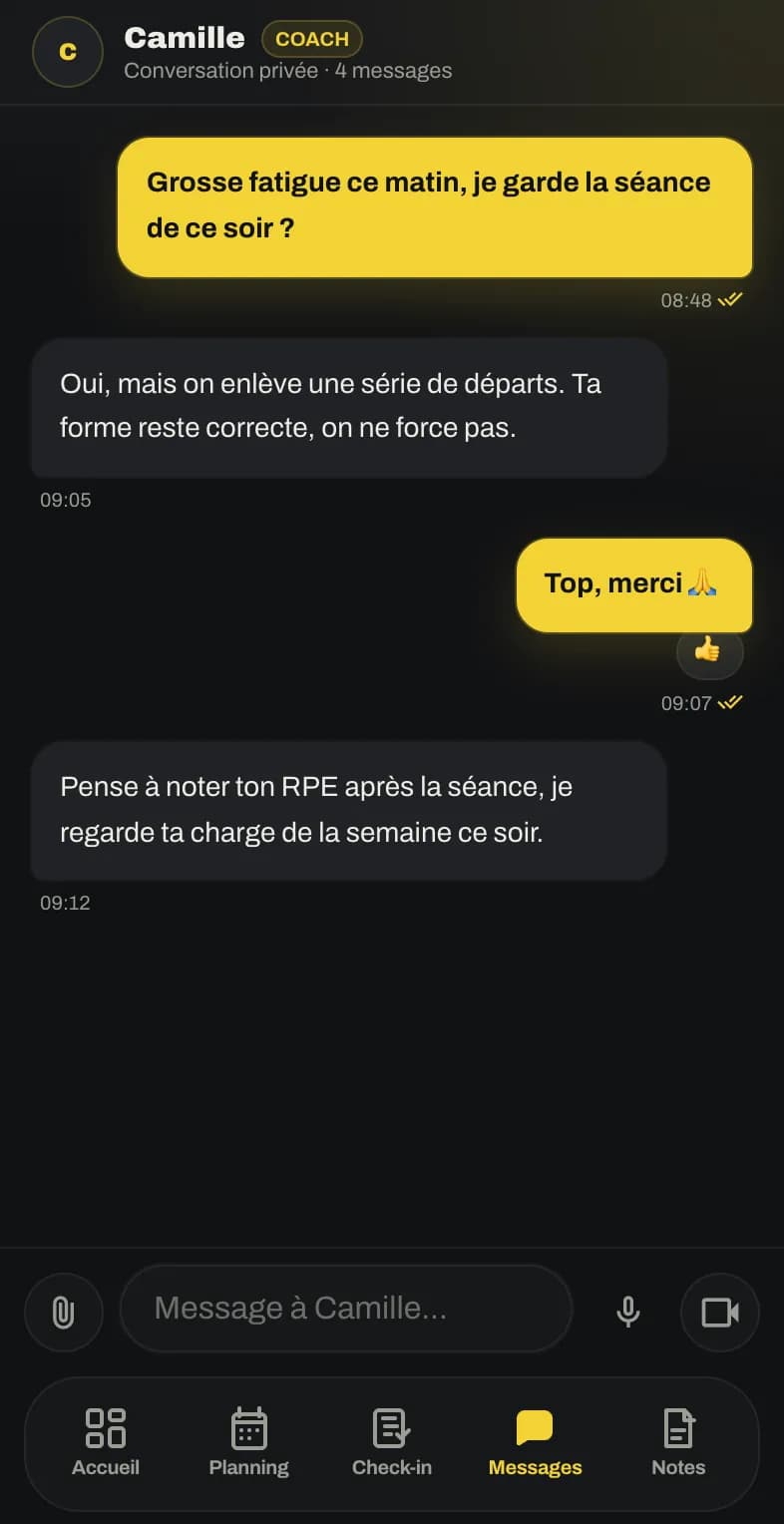 Conversation entre une athlète et son coach dans la messagerie de l'app